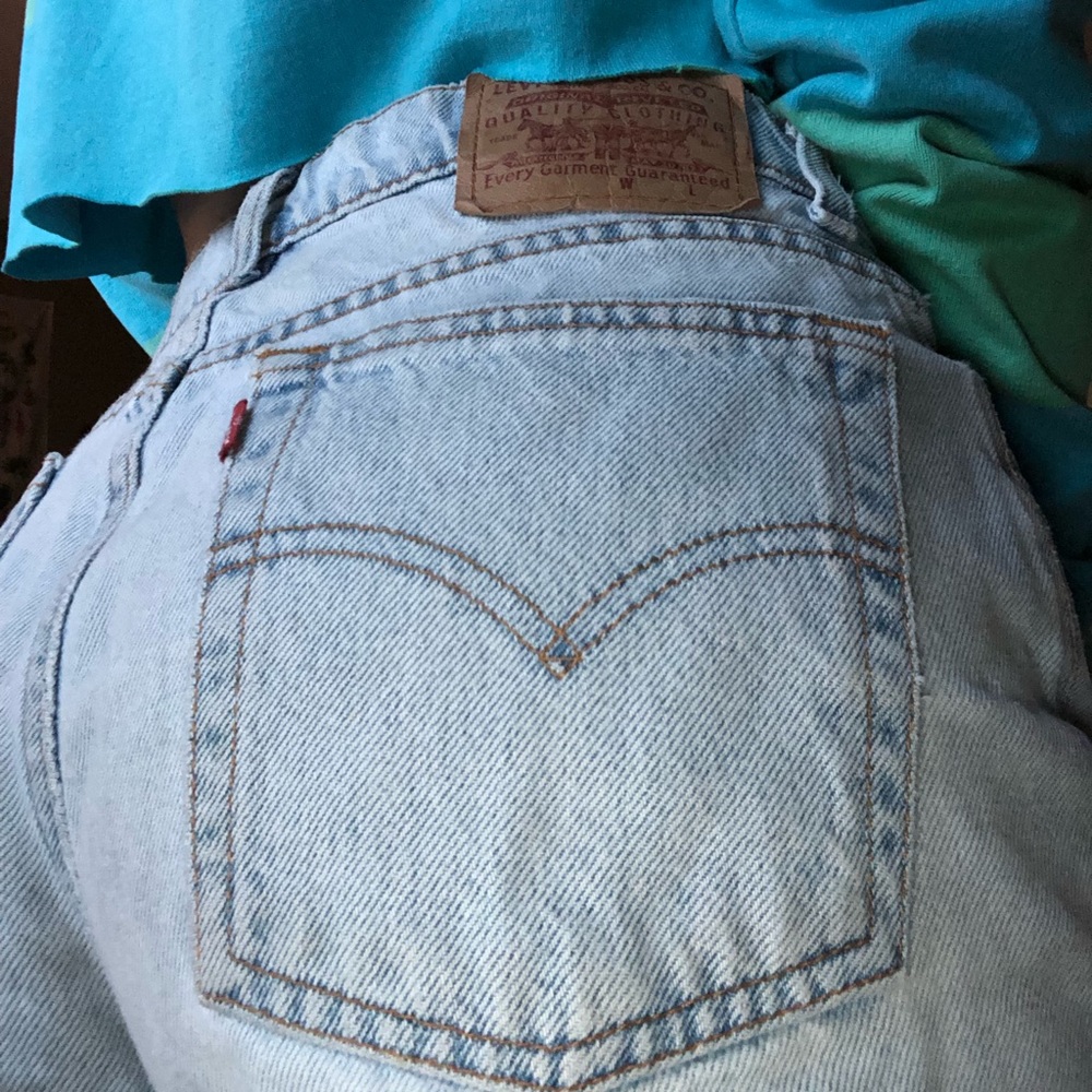 Beautiful light wash Levi shorts 🌻